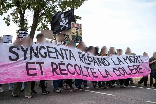 Cabeza de la marcha tras la pancarta «Syngenta siembra la muerte y cosecha la rabia» («Syngenta répand la mort et récolte la colère»)