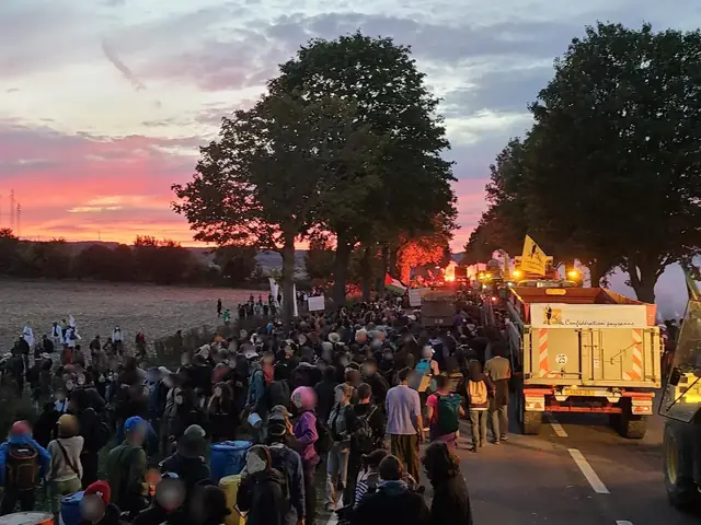 El convoy vuelve hacia Gaillon bajo una puesta de sol rosa, seguido por los tractores