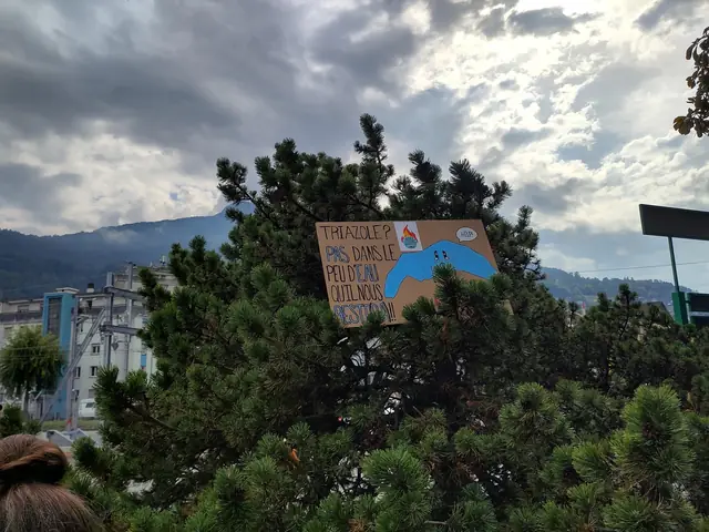 Una pancarta sobre el triazol en el agua del Lemán colgada en un pino