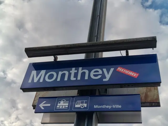 El cartel de la estación de Monthey con una pegatina «¡Pesticidas!» («Pesticides !»)