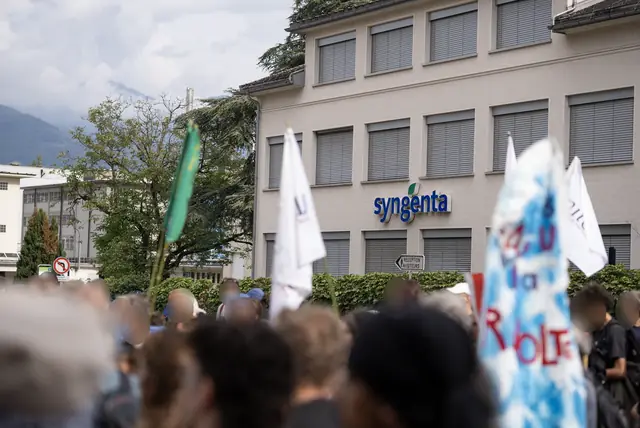 Las y los manifestantes reunidos frente al edificio de Syngenta en Monthey
