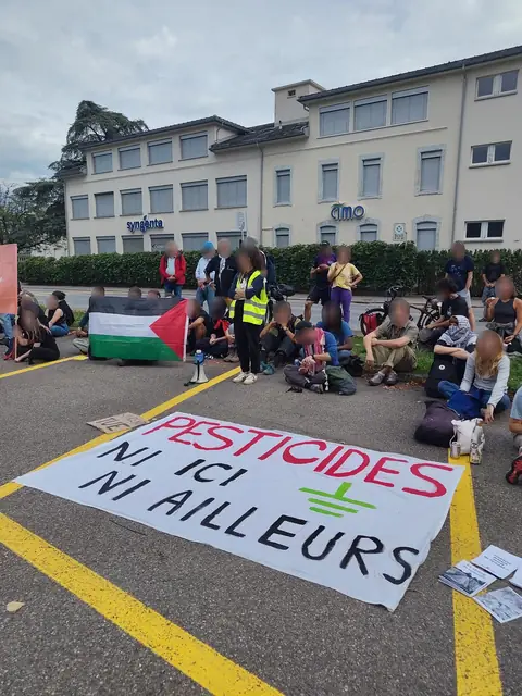 Sentada frente a la planta de Syngenta, con la pancarta «Pesticidas ni aquí ni en ningún sitio» («Pesticides ni ici ni ailleurs») en el suelo