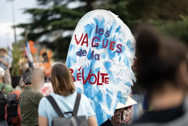 Una gran ola pintada de azul, «Las olas de la revuelta» («Les Vagues de la révolte»), en la marcha